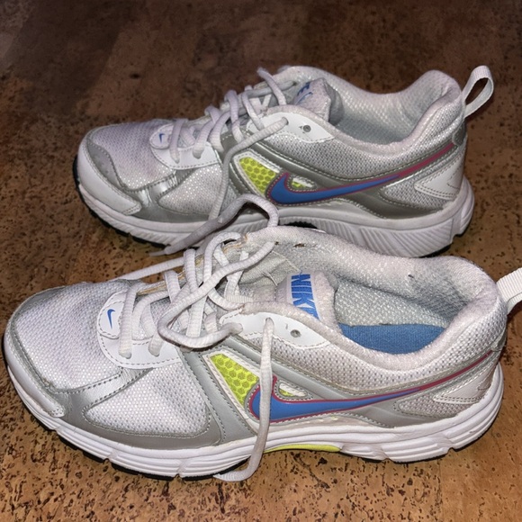 Nike Women’s Youth Shoe - Picture 5 of 7